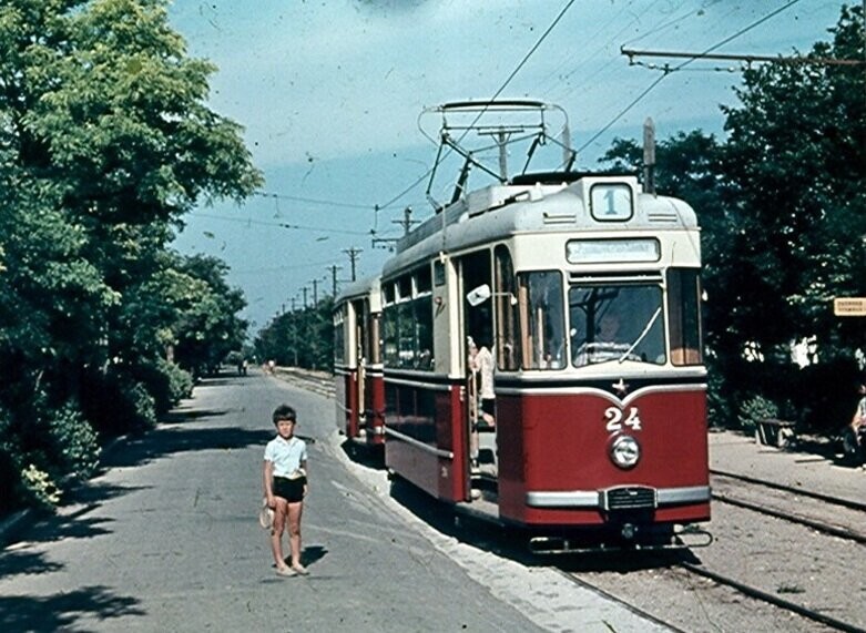 И снова Евпатория. Милейший трамвай Gotha 1 маршрута на разъезде на улице Маяковского.