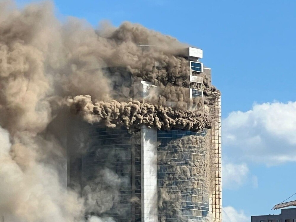 СМИ публикуют впечатляющие кадры пожара 26-этажного жилого комплекса Астаны