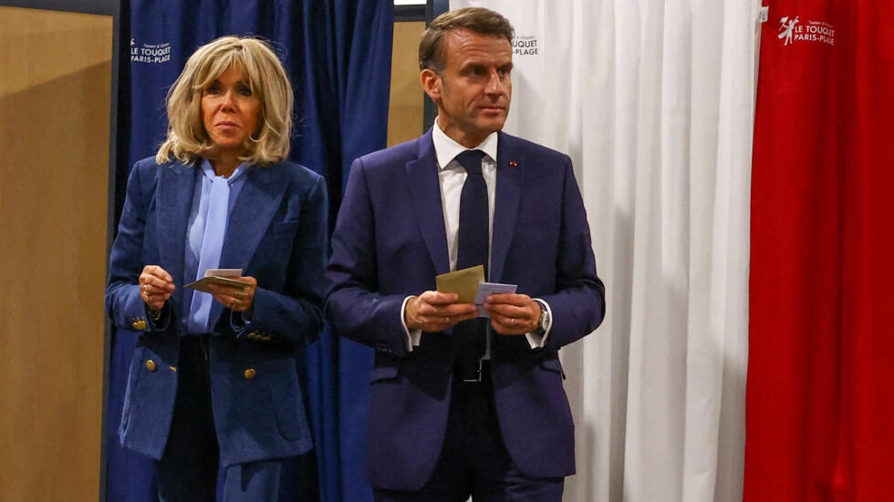 Во Франции судят двух женщин, назвавших жену Макрона мужчиной