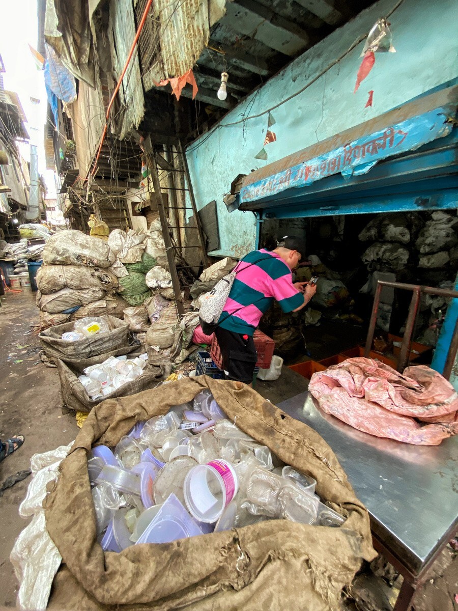 Как сортируют пластик в трущобах Индии