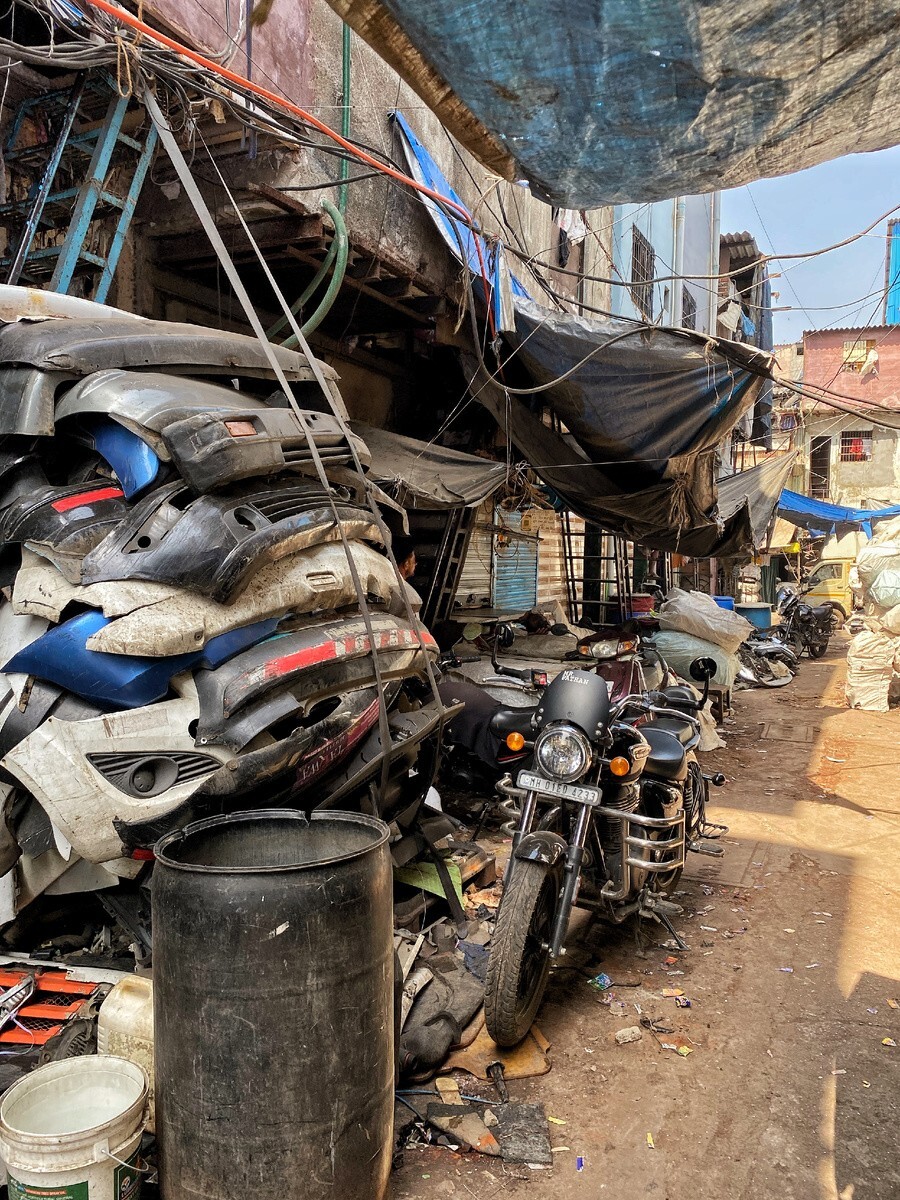 Как сортируют пластик в трущобах Индии