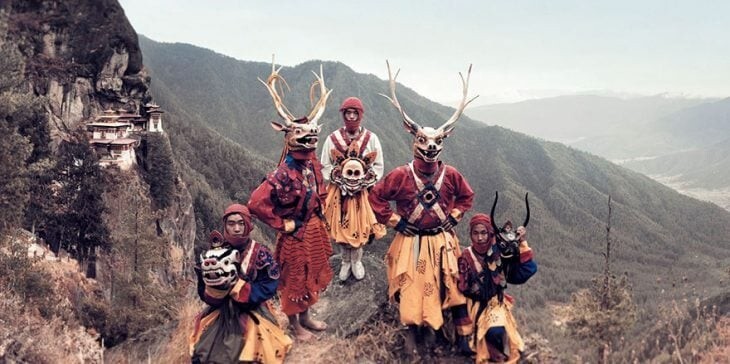 8. Танцоры в масках, Паро, Бутан