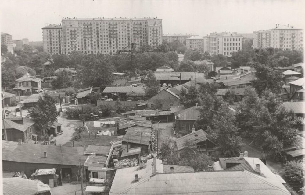 Старые постройки Семёновской площади. Сейчас на месте эти домов располагается Семёновский сквер.