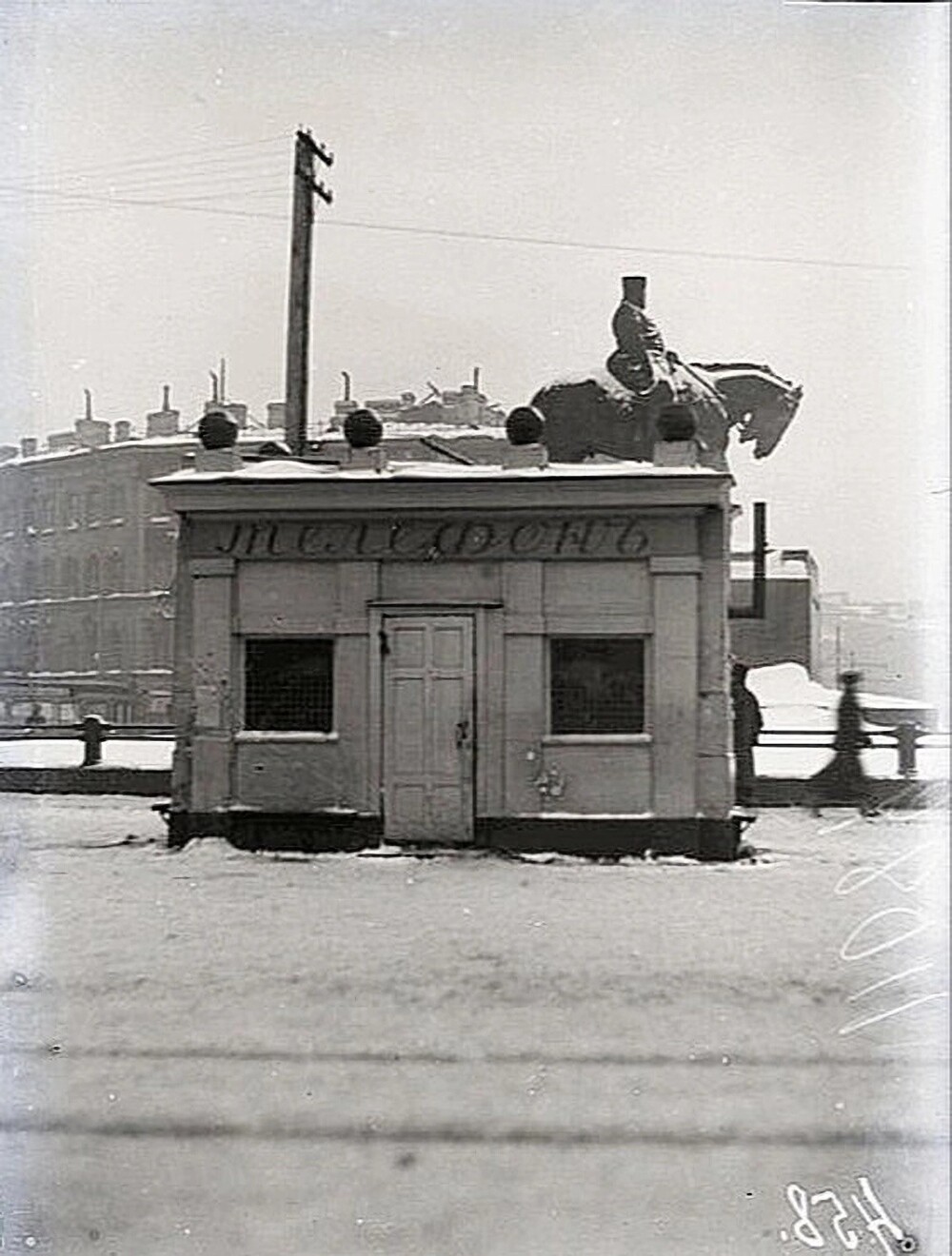 Высокие технологии начала XX века - телефонная будка на Знаменской площади (современная площадь Восстания).