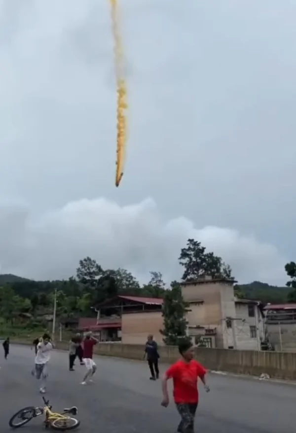 Люди бегут в панике: в Китае рядом с жилым районом упала часть космической ракеты