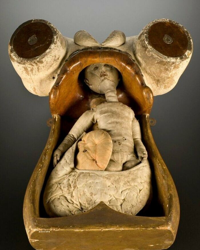 5. Модель из дерева и кожи для обучения студентов-медиков и, возможно, акушерок родам. XVIII век, Флоренция