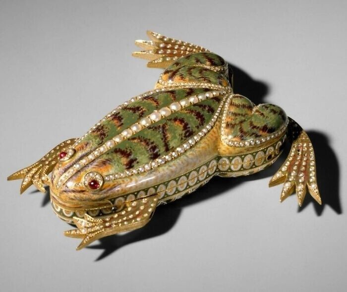 16. Механическая лягушка, изготовленная в Швейцарии в 1820 году.  Прыгает и квакает. Золото, эмаль, бриллиант, рубин, Метрополитен-музей