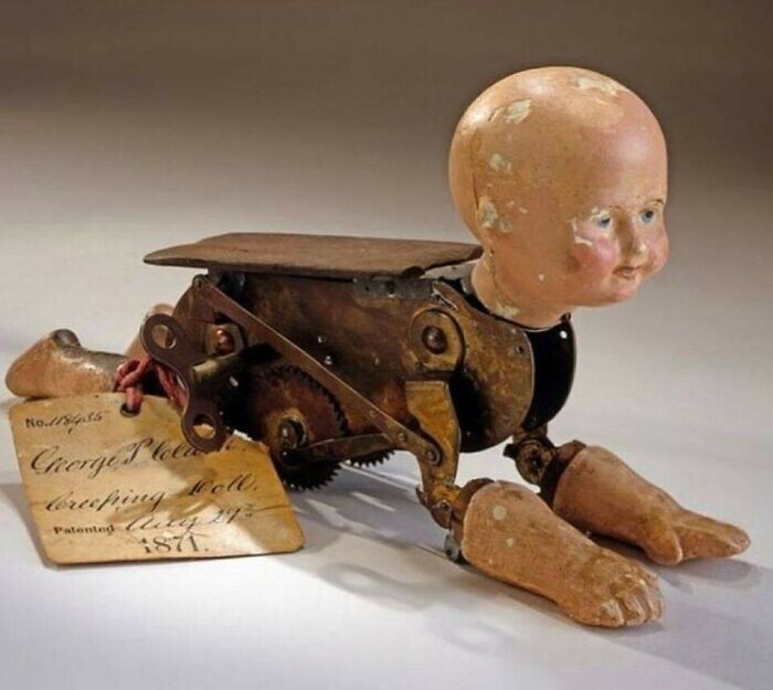 24. Ползущая кукла-младенец, созданная Джорджем Пембертоном Кларком, 1871 год
