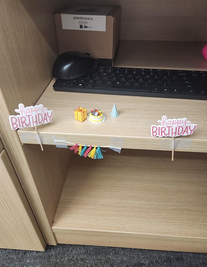 1. «Я попросила своих коллег не заваливать мой стол украшениями на день рождения»