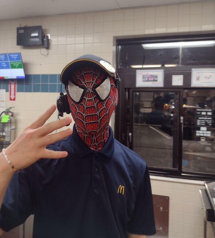 19. «Мой коллега принимал заказы клиентов, надев маску Человека-паука, чтобы поднять им настроение»