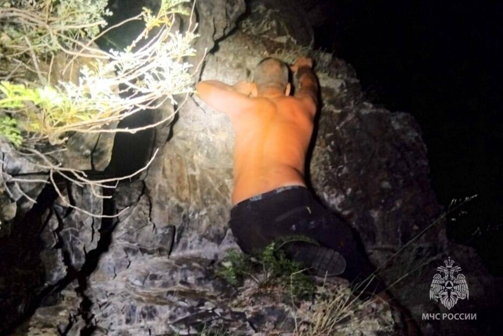 На Алтае гражданин Беларуси 4 часа провисел на отвесной скале