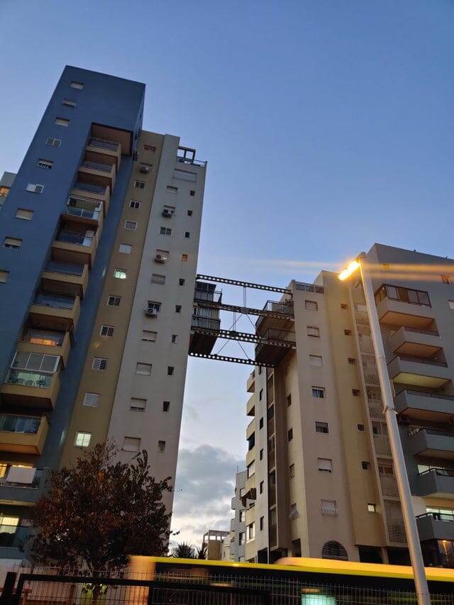 14. Эти необычные конструкции поддерживают балконы рядом стоящих домов