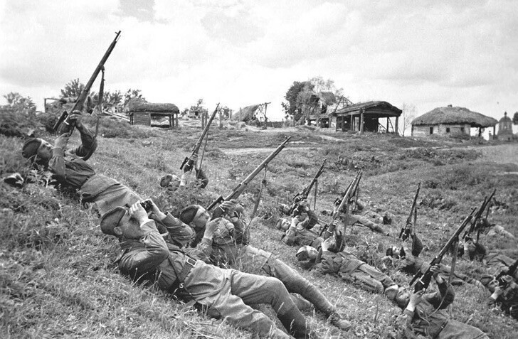 9. Советские солдаты стреляют по вражеским самолетам, 1943 год