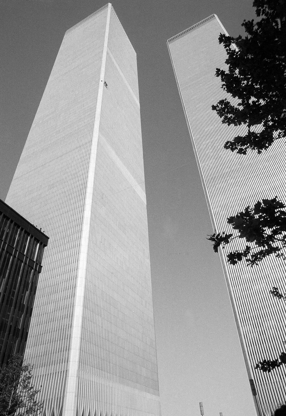 11. "Человек-муха" Джордж Уиллиг взбирается на Южную башню Всемирного торгового центра в 1977 году