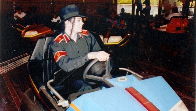 14. Майкл Джексон за рулем электромобиля во время мероприятия для детей-сирот на ранчо Неверленд, 1994 год