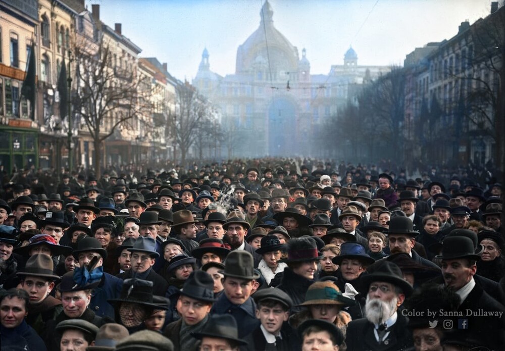 8. 100 лет назад граждане вышли на улицы Антверпена через несколько часов после капитуляции немцев и окончания Первой мировой войны, Бельгия, 11 ноября 1918 год