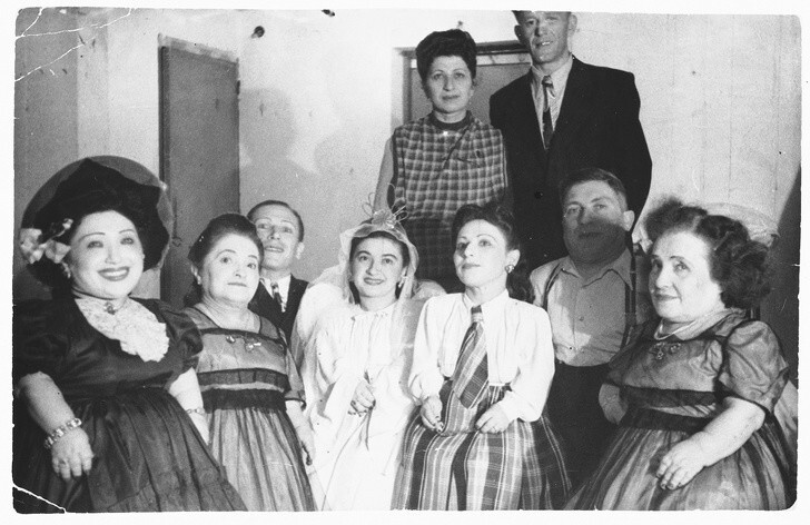 2. Овиц - единственная семья, которая полностью выжила в лагере смерти Освенцим, где доктор Менгеле проводил эксперименты, 1950 год