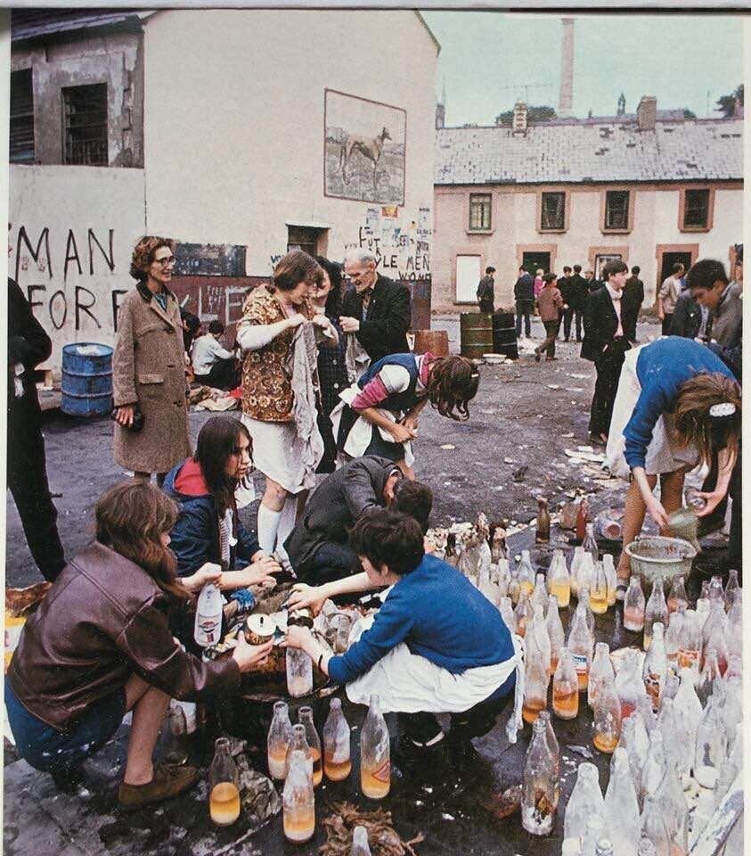 13. Девушки, делающие "коктейли Молотова” во время схватки при Богсайде, Ирландия, 1969 год. С этого события начались массовые беспорядки в Северной Ирландии