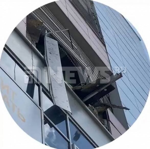 Автомобиль вылетел с третьего этажа парковки в Краснодаре: трое пассажиров погибли