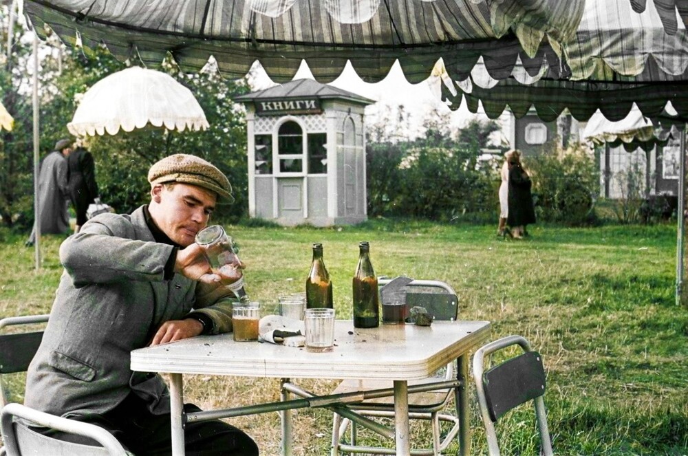 Советский союз «под градусом». Интересные раскрашенные фотографии на пивную тематику
