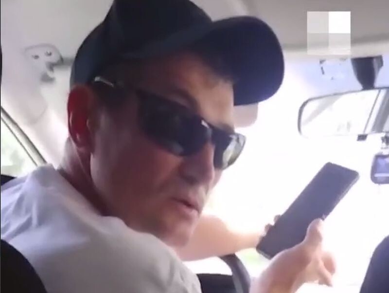 В Екатеринбурге таксист выгонял девушку из машины, потому что она красилась во время поездки