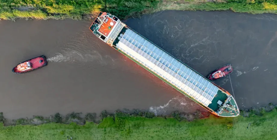 Почти как в Суэцком канале: сухогруз из Латвии перекрыл реку в Великобритании
