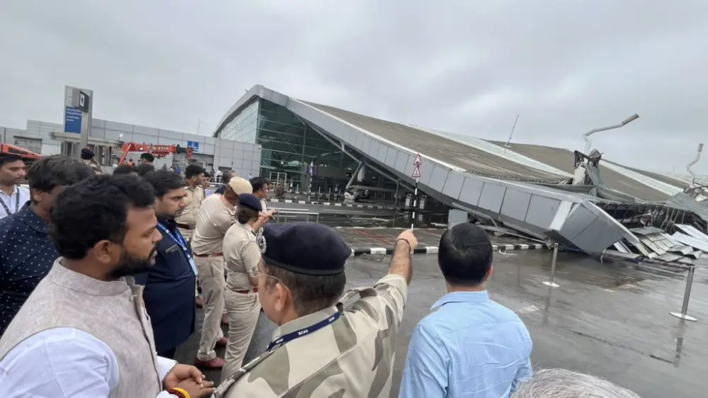 В Индии из-за сильных ливней обрушилась крыша аэропорта, есть жертвы