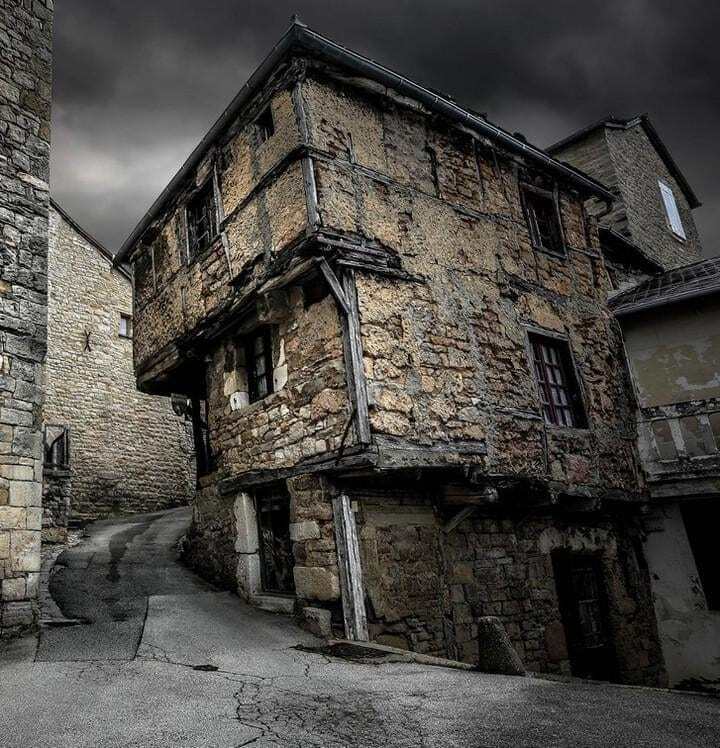 Самый старый сохранившийся дом во Франции. Построен в 1478 году