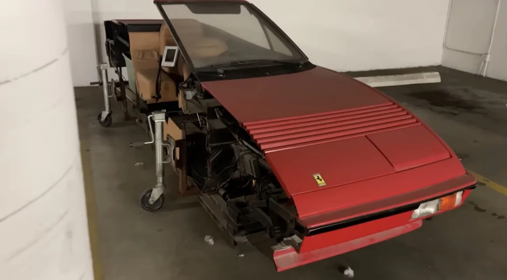 Необычная находка: в гараже обнаружили половину суперкара Ferrari