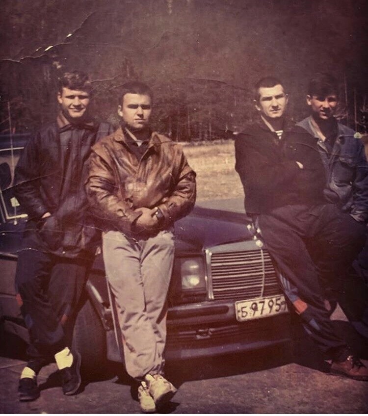 Суровые парни на фоне мерcедеса, 1993 год.