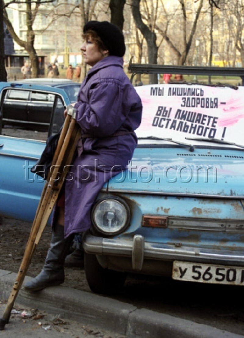 Митинг инвалидов, посвященный вопросу снижения цен на бензин, перед зданием Моссовета в Москве, 1992 год.