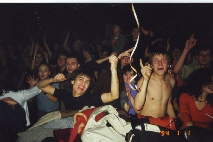 	Клуб «Мама» на Петроградке, вечеринки там отличались безбашенным весельем. 1994 год