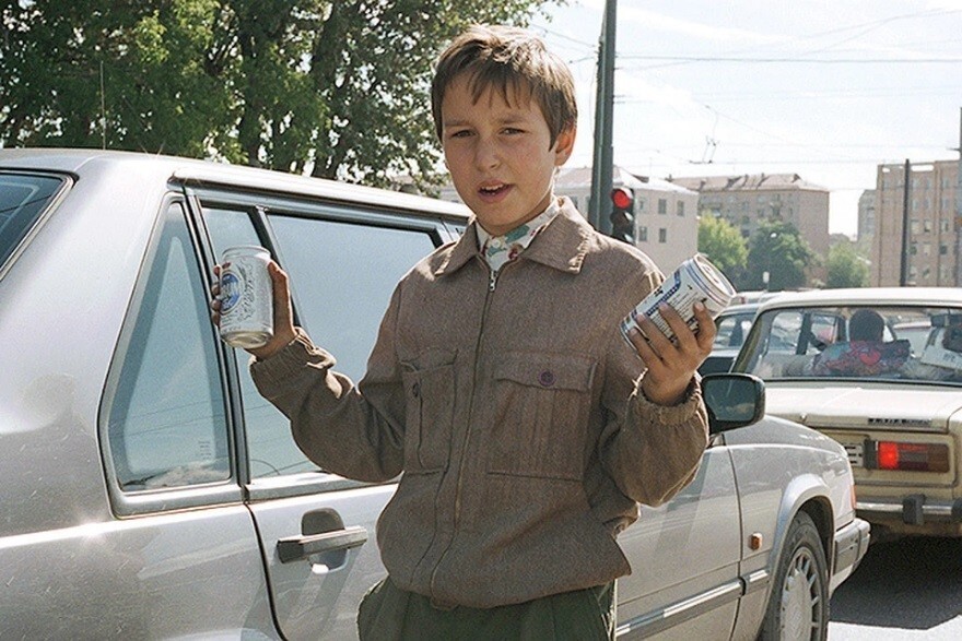 Юный предприниматель продаёт пиво на светофоре в центре города. Москва, 1994 год.