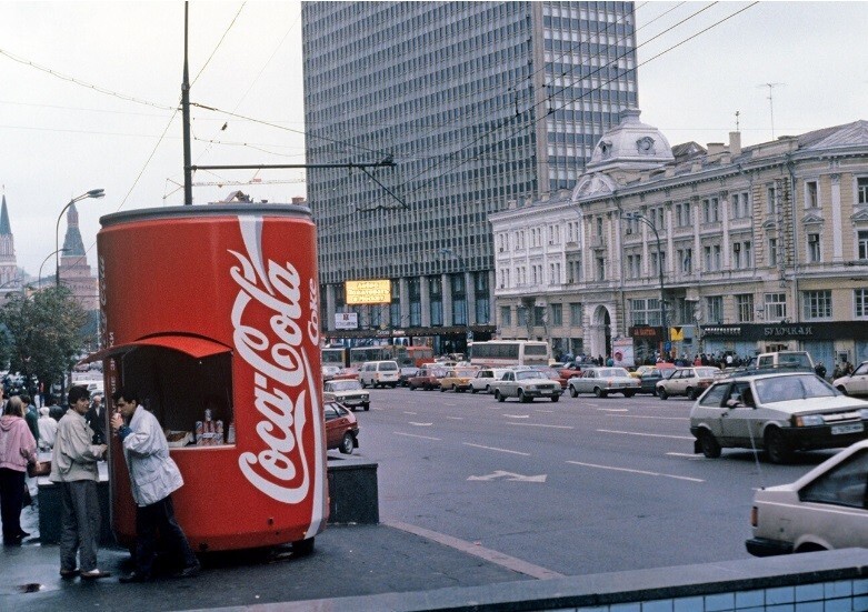 Фирменный киоск «Coca-Colа» в Москве, 1993 год.