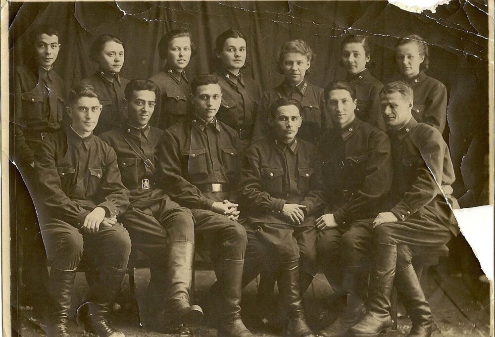 19-летний Владимир Этуш (внизу, второй слева) с боевыми товарищами на курсах военных переводчиков, 1941 год.