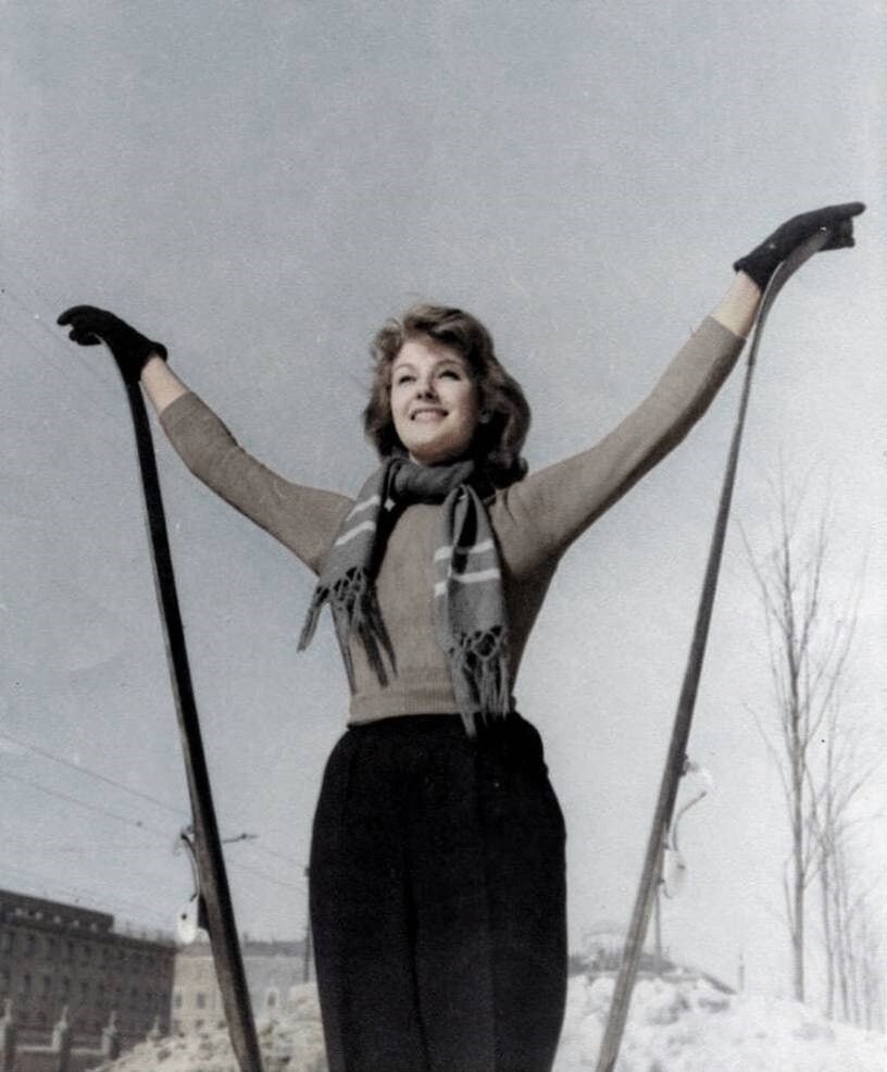 Светлана Дружинина на зимней прогулке, 1960-е.