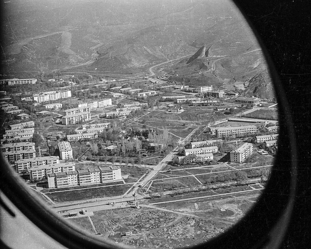Нурек, Таджикская ССР. Вид с высоты птичьего, точнее вертолетного полета на район Диссабур города, 1976-й год.