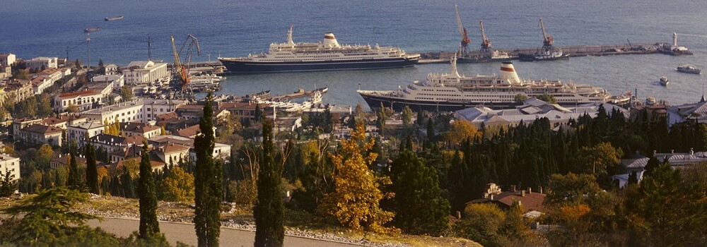 Это роскошный вид на ялтинский порт с Холма Славы. У пристани стоят теплоходы Тарас Шевченко и Иван Франко.