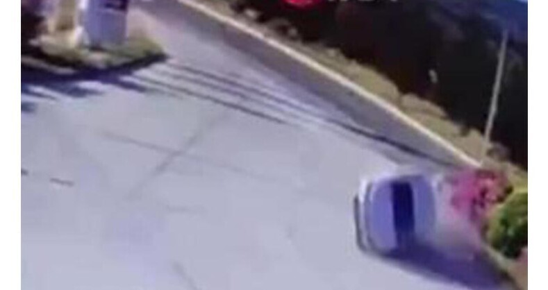 В Турции машина перевернулась и на крыше доехала до заправки