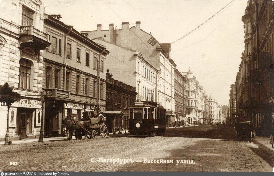 В целом Санкт-Петербург (а потом и Петроград) продолжал жить привычной жизнью, кардинально для города менялось немногое.