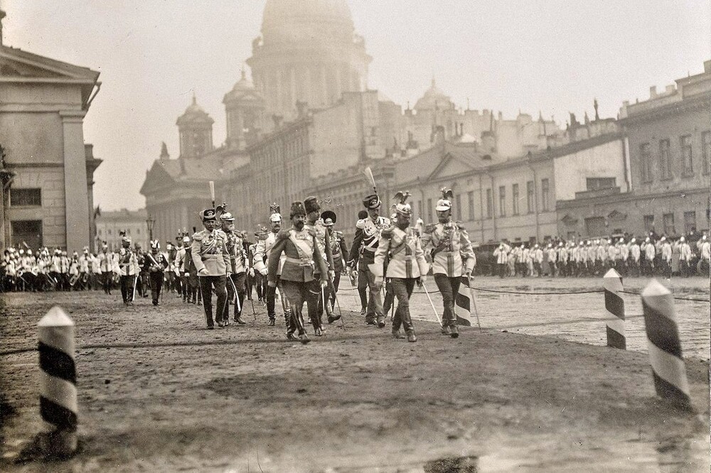 Император Николай II и румынский принц Фердинанд на Новоисаакиевской улице (современная улица Якубовича).