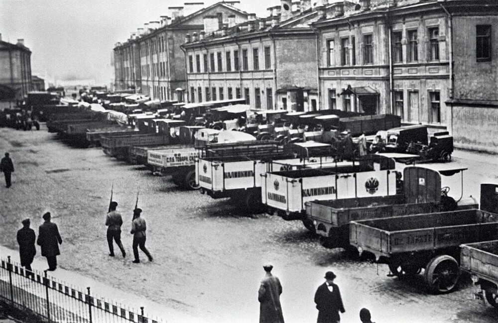 Снимок с Подъездного переулка, где осуществлялся приём грузовых автомобилей по военно-автомобильной повинности.