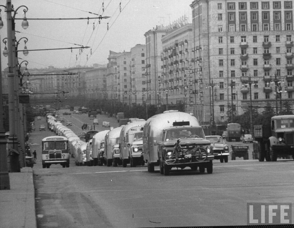 Автопробег американских туристов, который шёл через Африку, Европу и СССР. В Москве участники оказались в августе 1964 года.