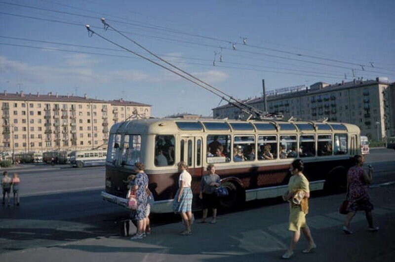 Московский троллейбус около станции метро "Университет".