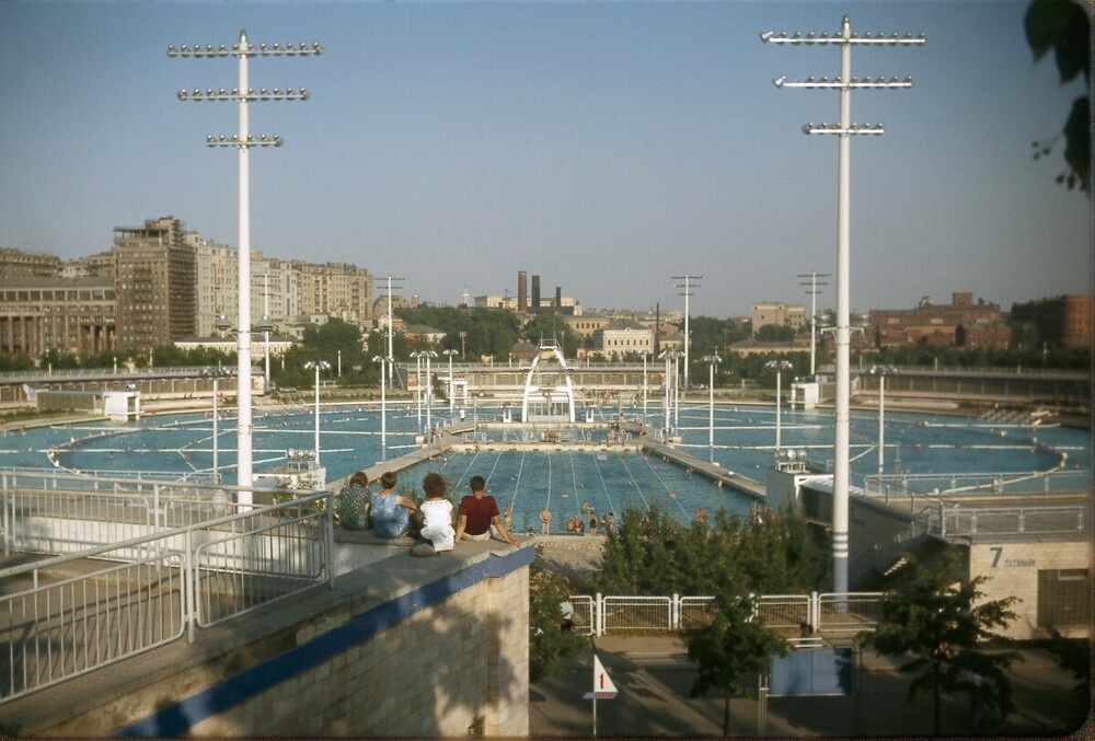 Вид на открытый плавательный бассейн "Москва".