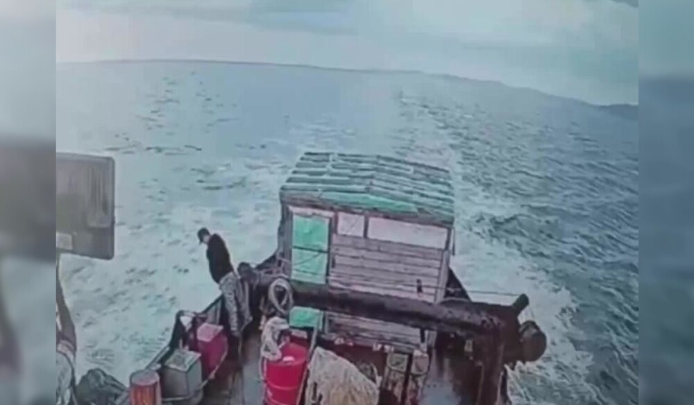 Мужчина выпал за борт движущегося судна, справляя нужду