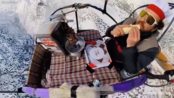Хобби бывают разные:  парень из Турции летает на параплане со столами и кроватями
