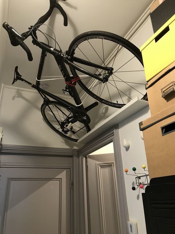 6. Вертикальные стойки помогут разместить велосипед в углу комнаты, не занимая много пространства