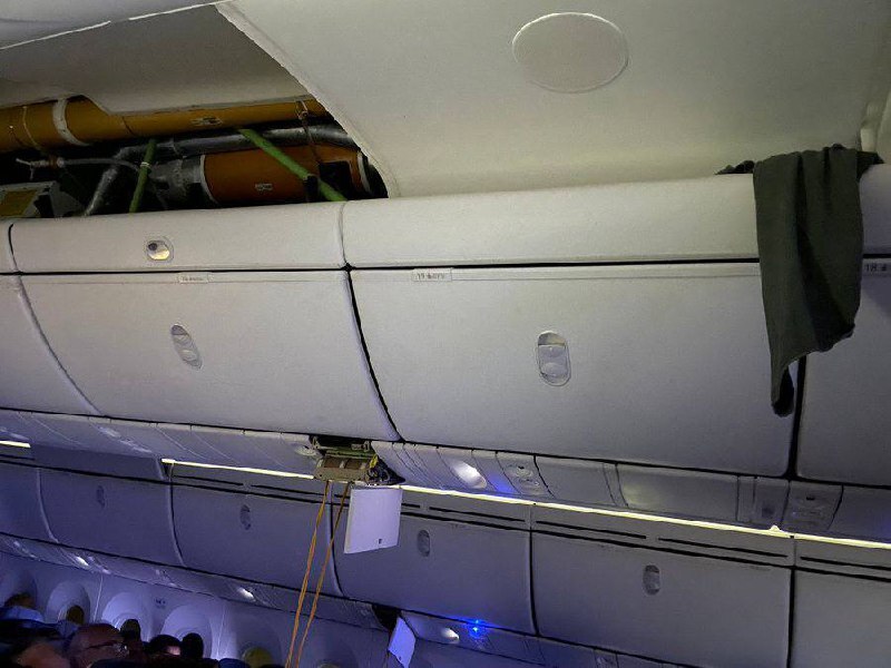 Пассажира Boeing 787 зашвырнуло прямо на багажную полку во время мощной турбулентности