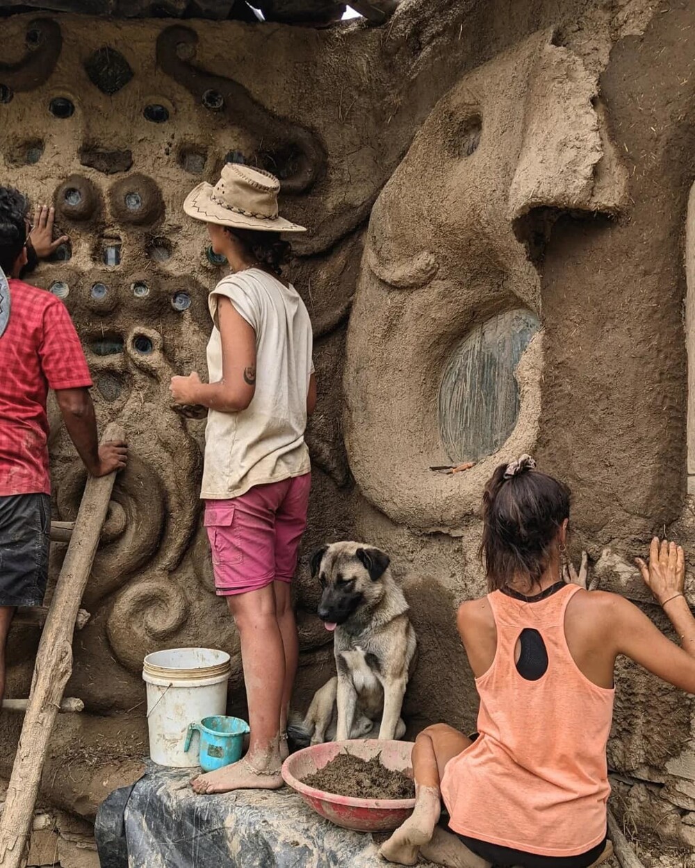 Помогали туристы: братья построили в горах дом "муравья" ручной работы